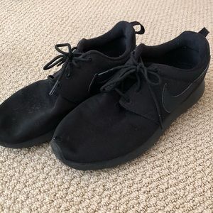 Black Nike Roshes